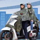 Trời mưa, người đi xe máy nên chọn áo mưa nào cho an toàn?